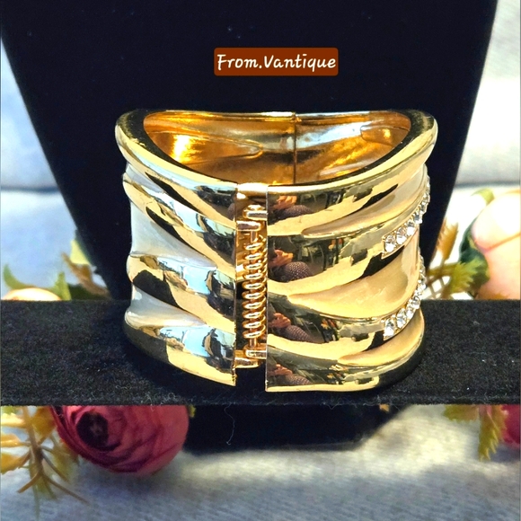 💠🟡 Vintage Rhinestones Gold & Beige Bold / Statement Bangle / Cuff ⭕️ - Picture 2 of 5